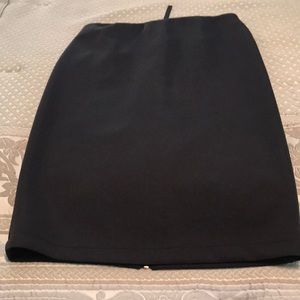 VINCE CAMUTO Classic black pencil skirt with gold zipper on the back